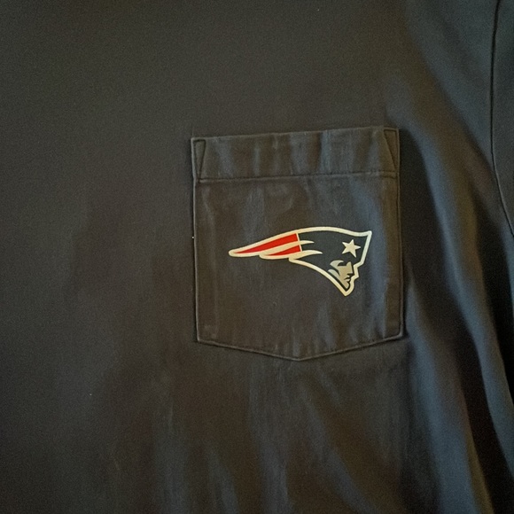 Vineyard Vines NE Patriots long sleeve t shirt.  Men’s small. - Picture 2 of 4